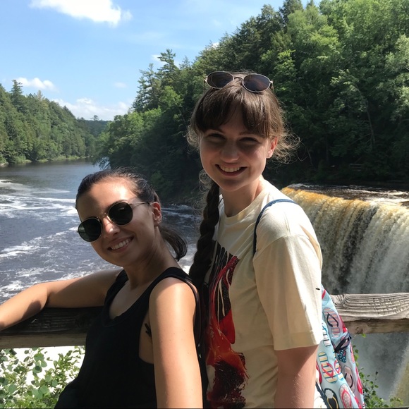 Meet your Posher, Laura - Picture 3 of 8